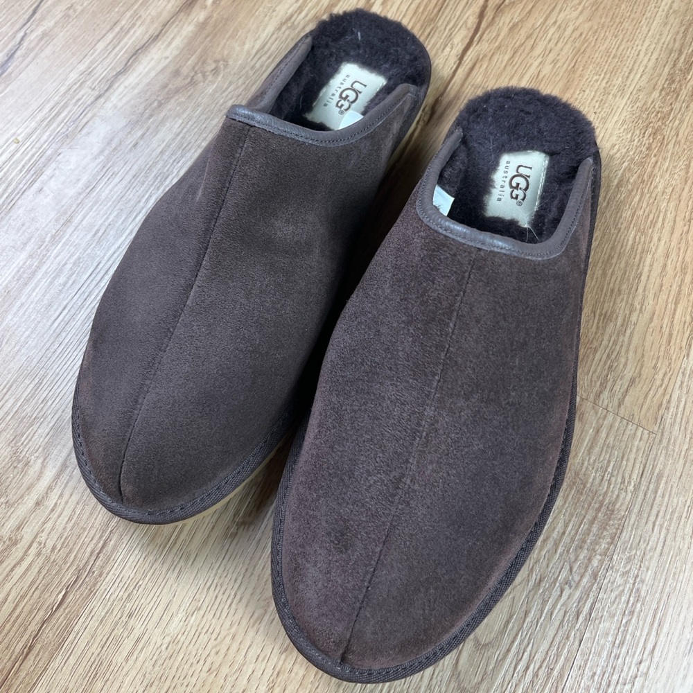UGG NWOT
Australia Men’s 9 Scuff Slippers Espresso Suede Shearling NEW